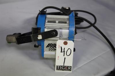 ARRI 300 TUNGSTEN FRESNEL LIGHT
