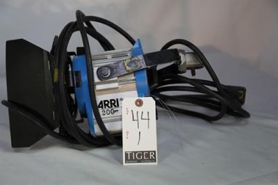 ARRI 300 TUNGSTEN FRESNEL LIGHT