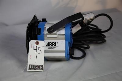 ARRI 300 TUNGSTEN FRESNEL LIGHT