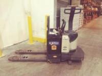 Crown Walkie/Rider Pallet Truck