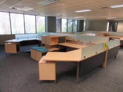 4 PERSON MODULAR WORKSTATION WITH CABINETS AND GLASS DIVIDERS, 196" X 201"