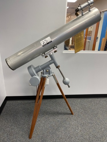 1947 The Wells Newtonian Telescope w/ Tripod