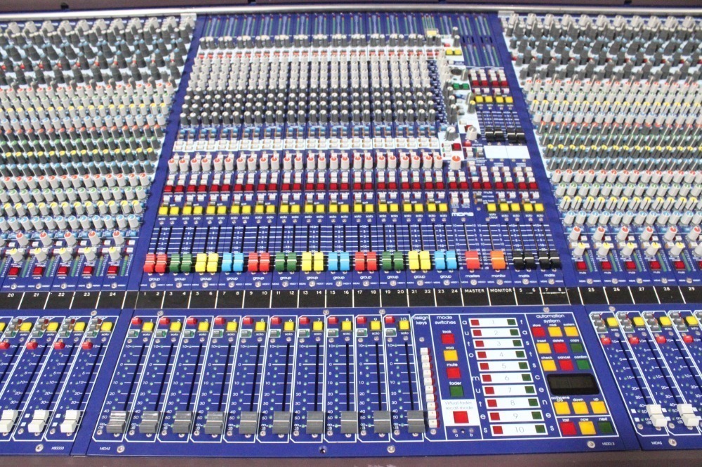 Midas Rack Console Midas Heritage 3000 Analog Mixing Console w/ Wheeled Case