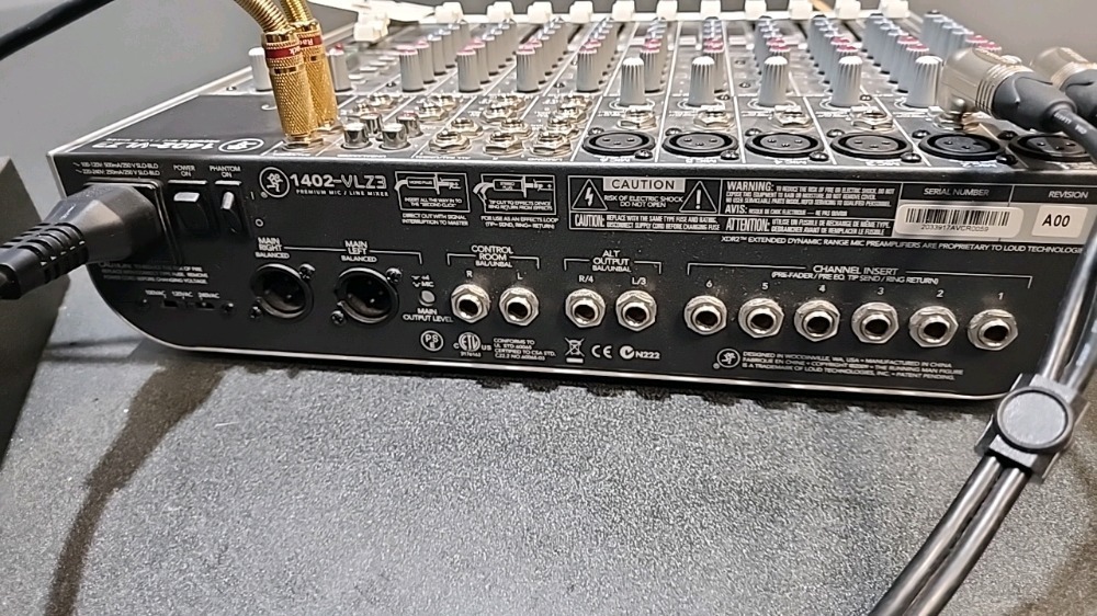 Mackie 1402-VLZ3 14-Channel Premium Mic / Line Compact Mixer,