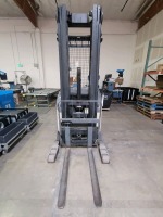 Battery Powered Crown Fork Lift Truck