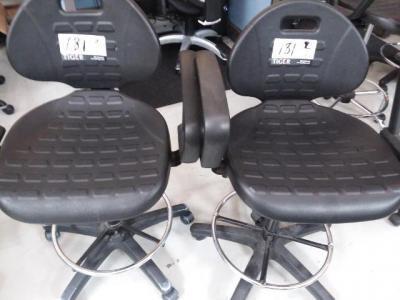 Lot of 2 Office Chairs w/armrests