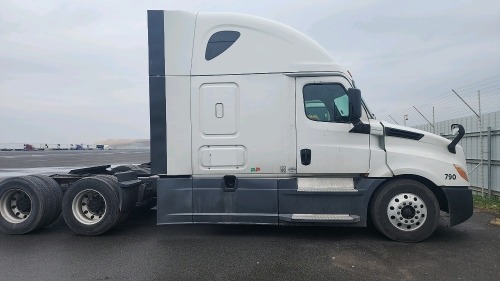 2020 FREIGHTLINER CASCADIA 126 SLEEPER TRUCK