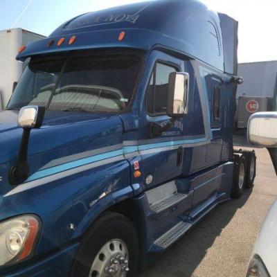 2014 Freightliner Cascadia Sleeper Cab Truck Tractor